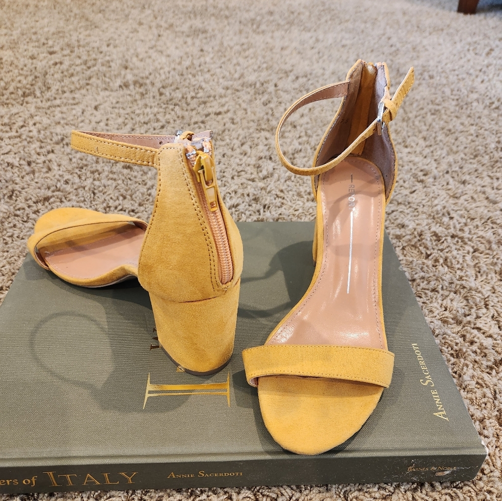 REPORT YELLOW BLOCK HEELS